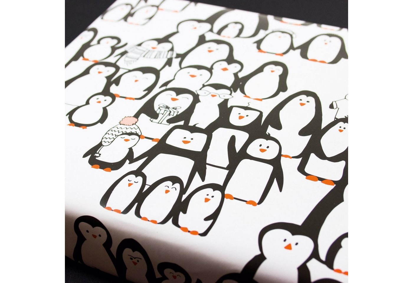 Bow & Hummingbird Geschenkpapier Geschenkpapier Pinguinparade, 100% Recyclingpapier Bild 3