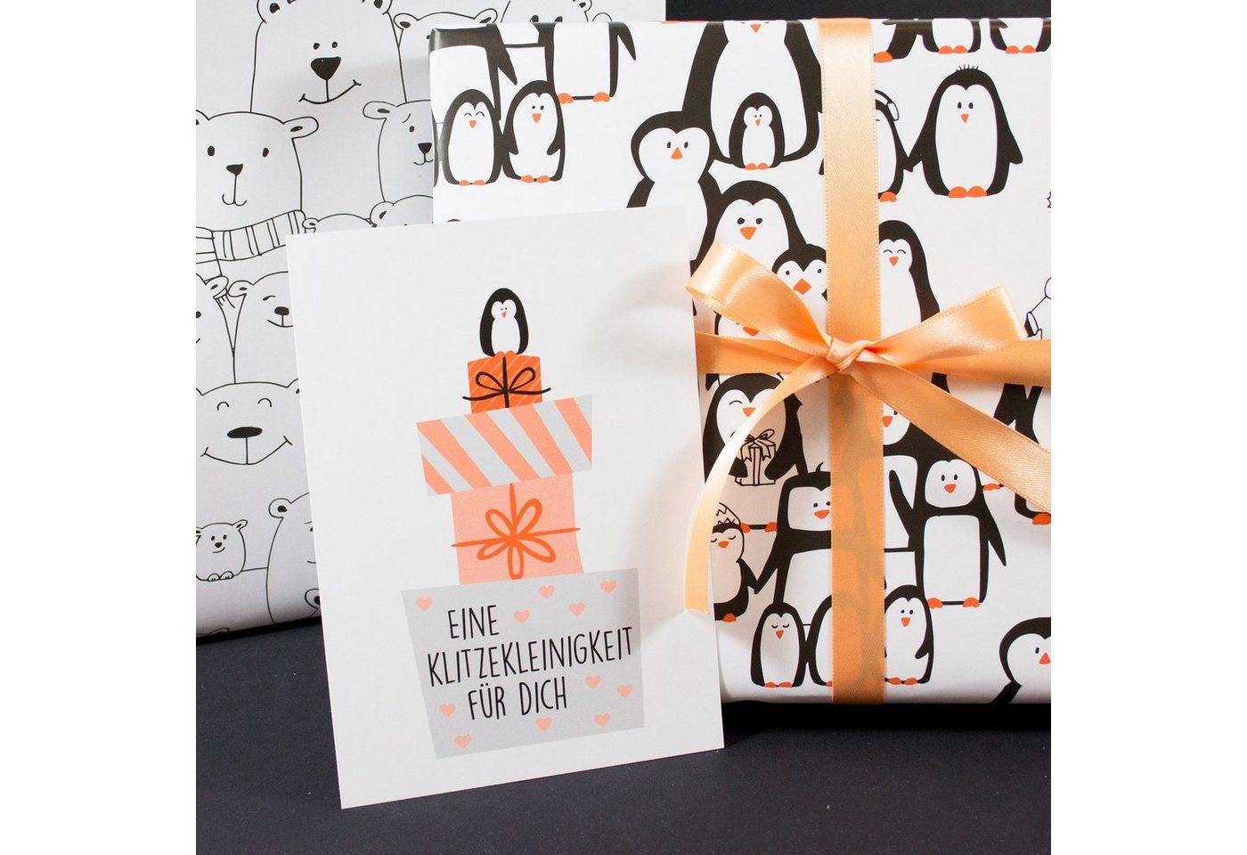 Bow & Hummingbird Geschenkpapier Geschenkpapier Pinguinparade, 100% Recyclingpapier Bild 4
