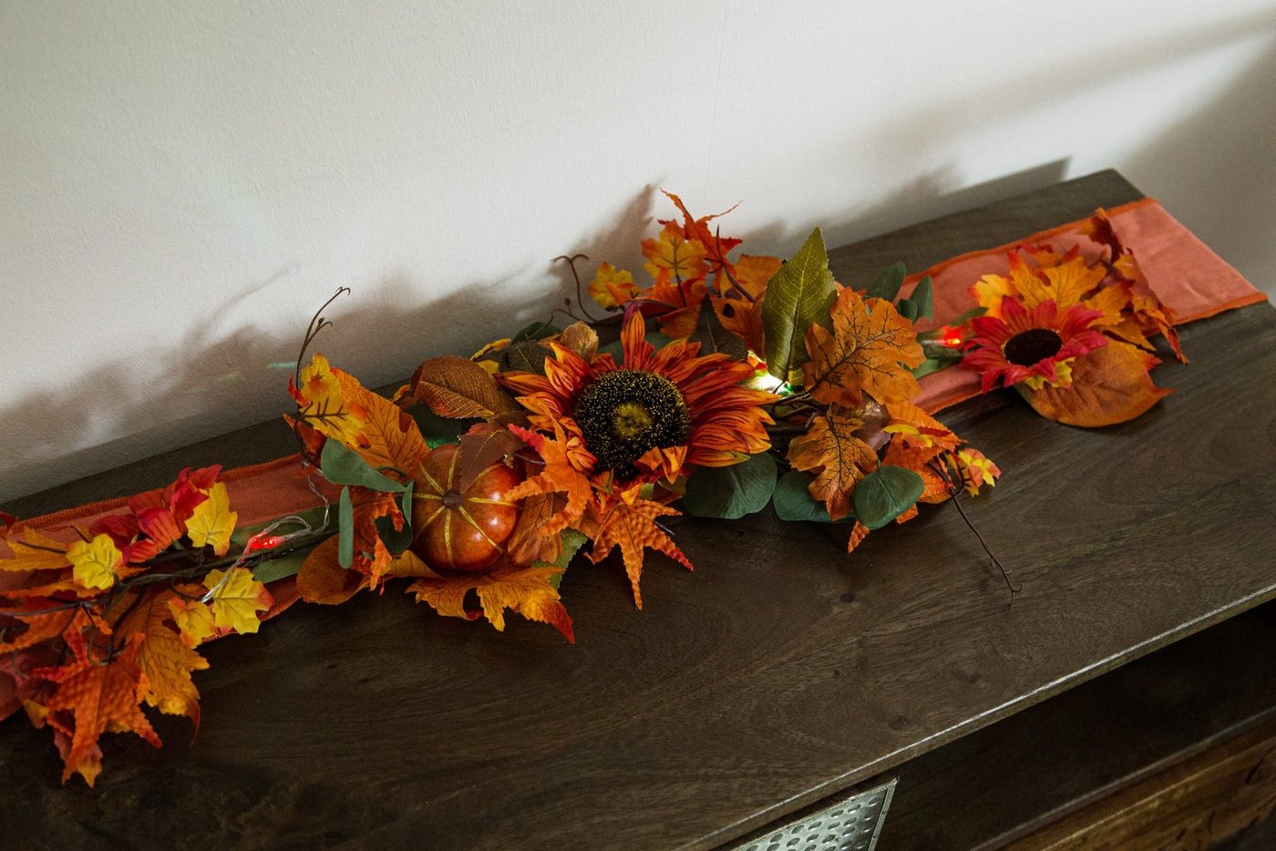 Wohnando LED Dekoobjekt Herbstliche Tischdekoration blumiges Design und festlicher Beleuchtung Bild 4