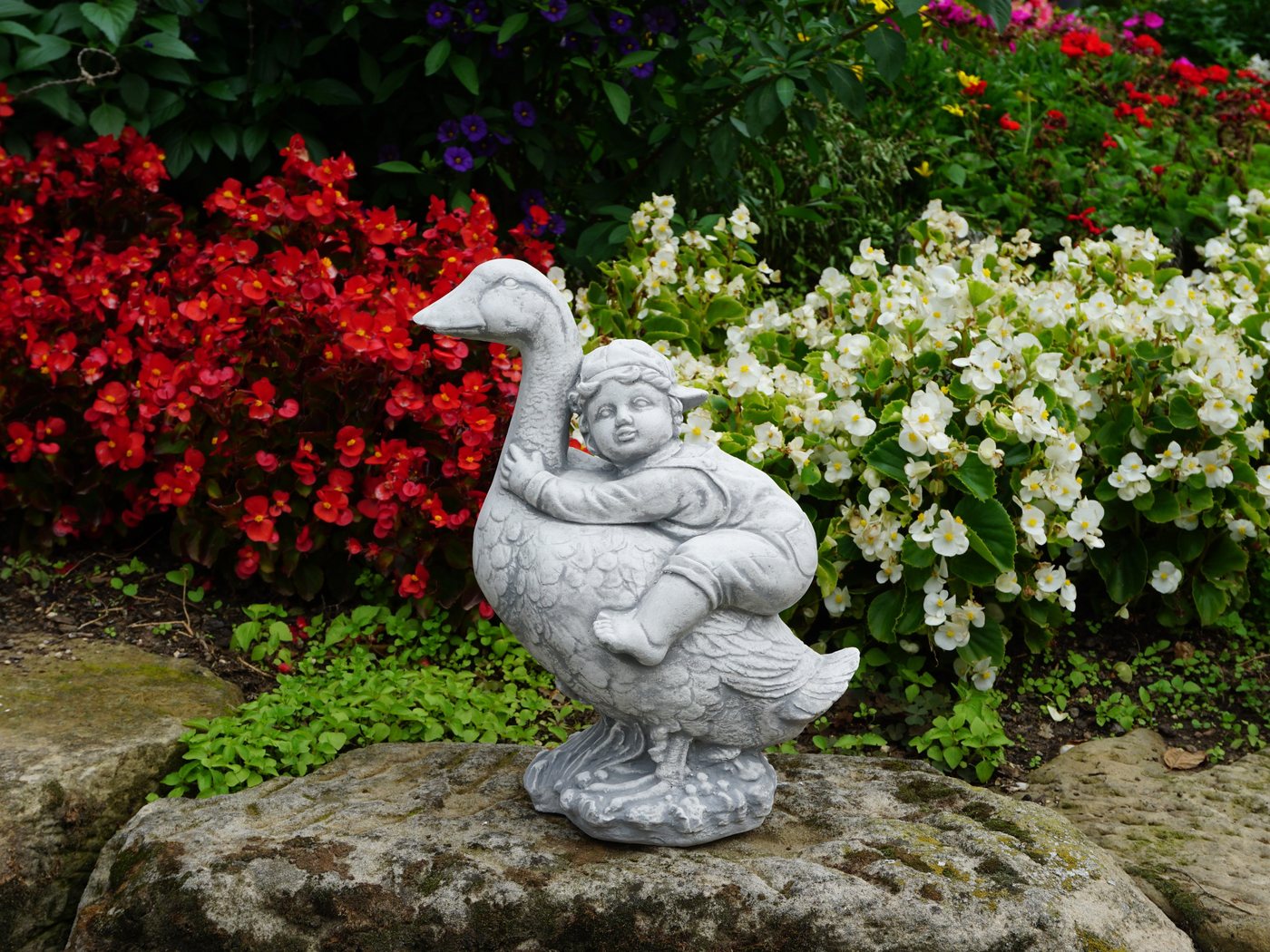 gartendekoparadies.de Gartenfigur Nils Holgersson mit der Wildgans, Steinfigur, H. 37 cm, 10 kg, Frostsicher