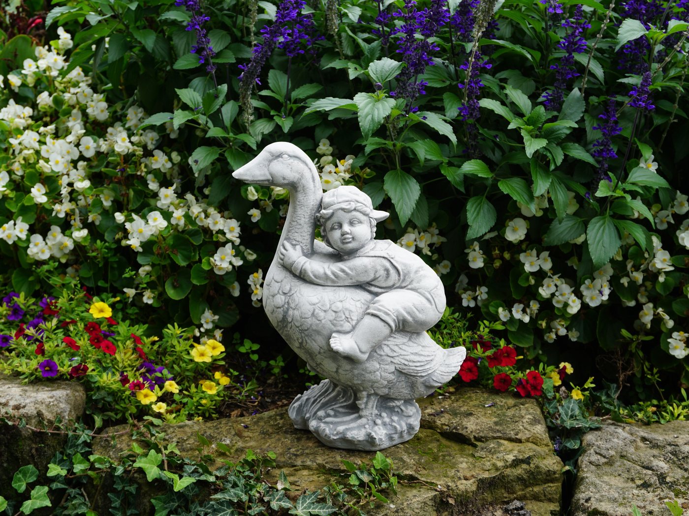 gartendekoparadies.de Gartenfigur Nils Holgersson mit der Wildgans, Steinfigur, H. 37 cm, 10 kg, Frostsicher Bild 2