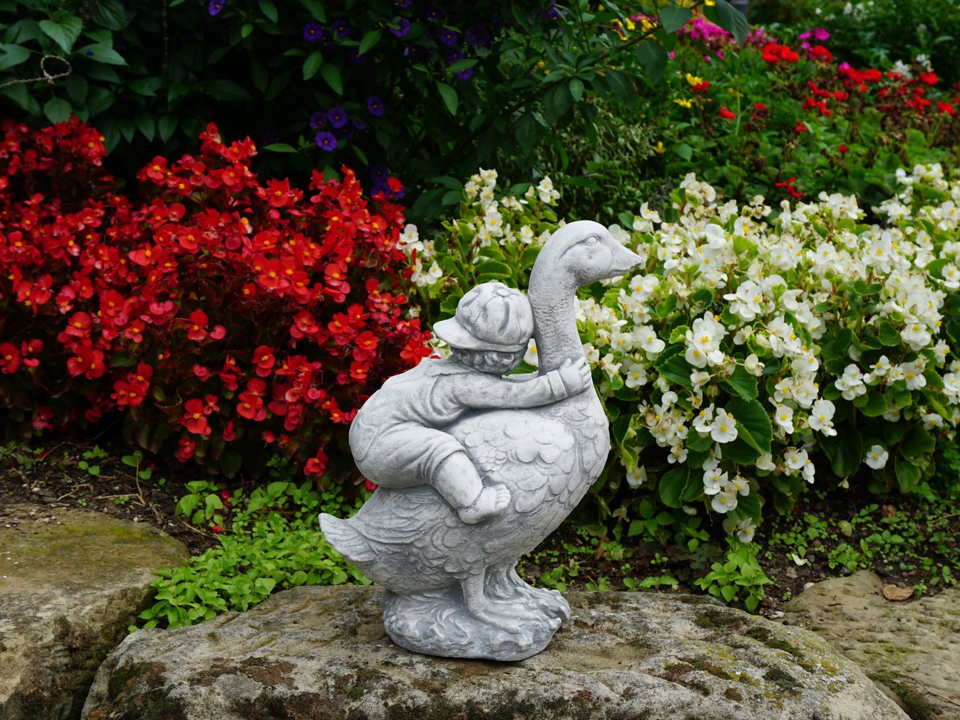 gartendekoparadies.de Gartenfigur Nils Holgersson mit der Wildgans, Steinfigur, H. 37 cm, 10 kg, Frostsicher Bild 3