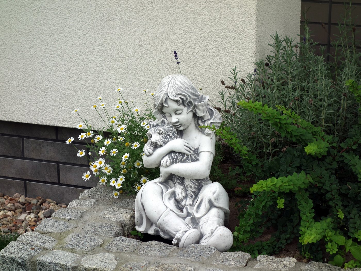 gartendekoparadies.de Gartenfigur Kleines Mädchen mit Hund, Steinfigur, H. 41 cm, 22 kg, Frostsicher Bild 5