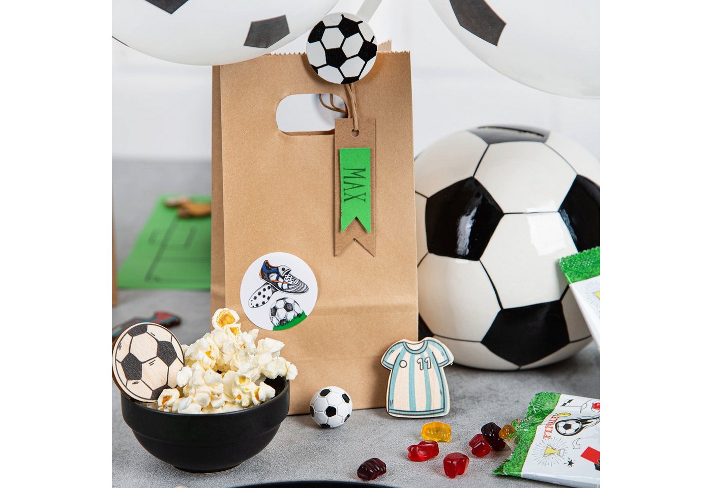 Logbuch-Verlag Aufkleber 24 Stück Fußball Aufkleber Sticker rund 4 cm Tor gelbe Karte Pokal