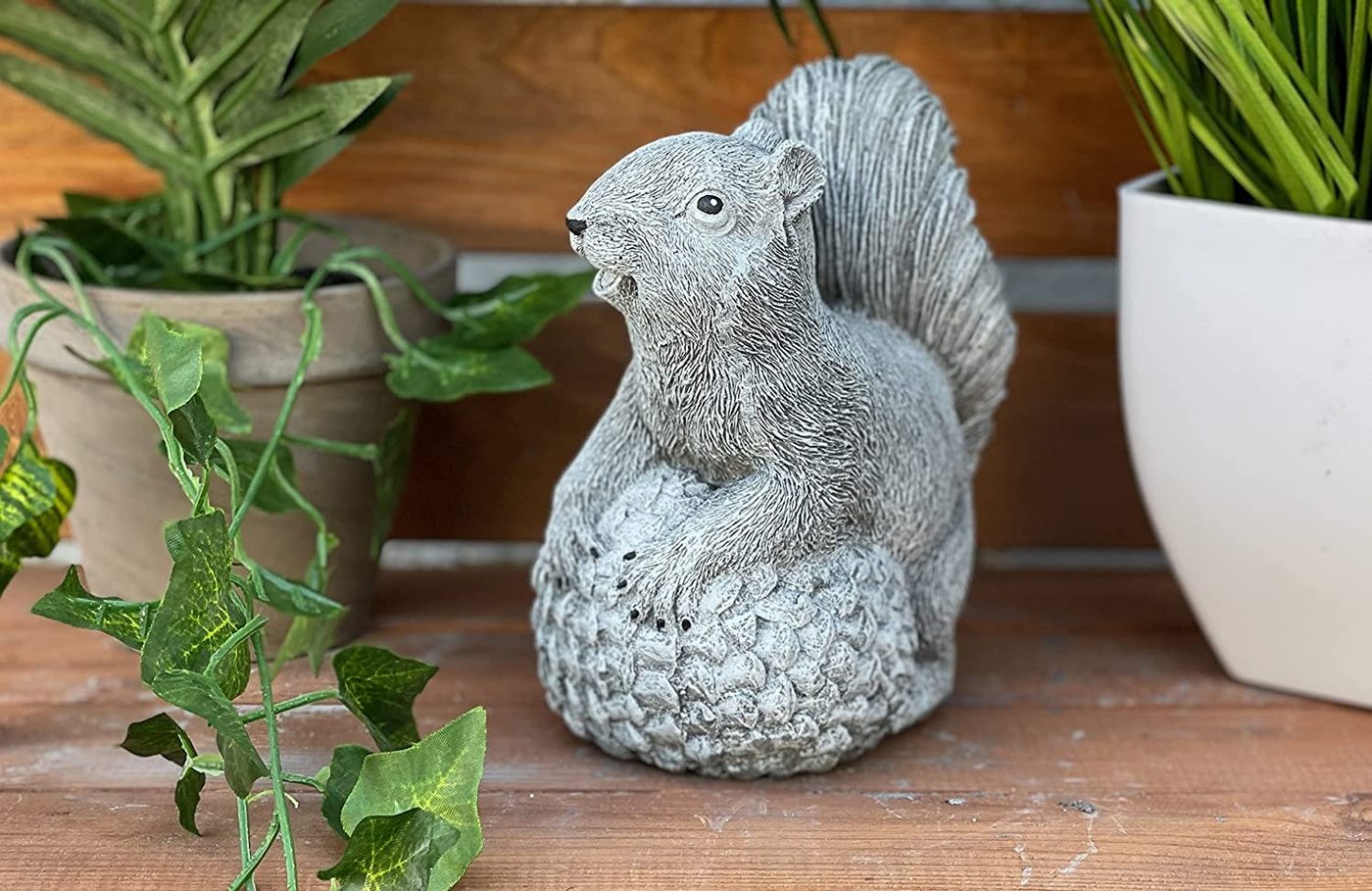 Stone and Style Gartenfigur Frostfeste Steinfigur Eichhörnchen mit Tannenzapfen