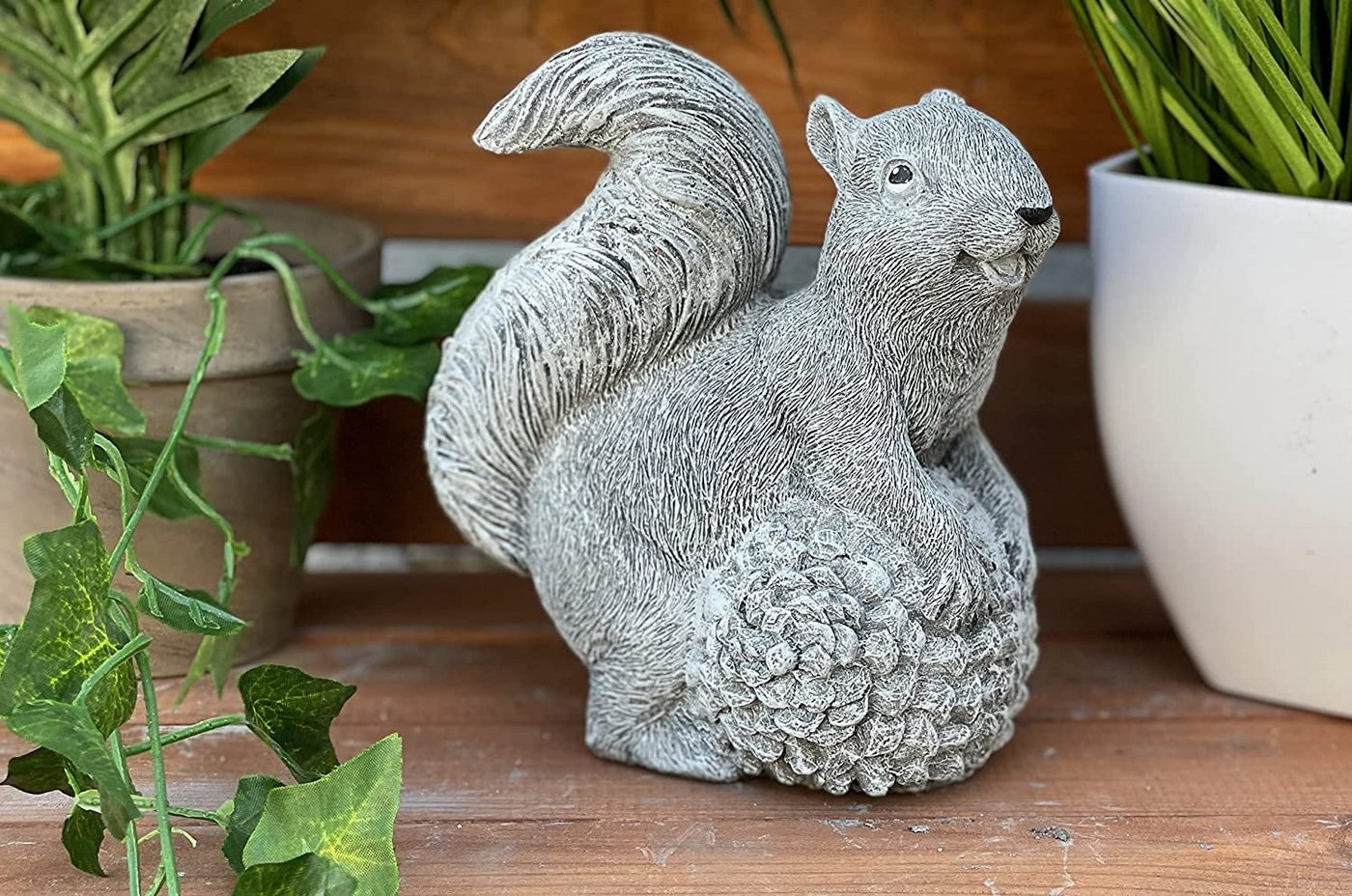 Stone and Style Gartenfigur Frostfeste Steinfigur Eichhörnchen mit Tannenzapfen Bild 4
