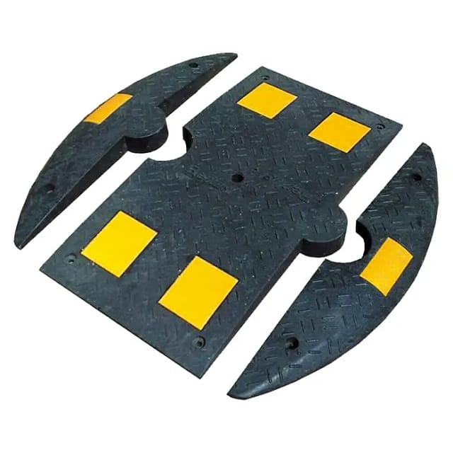 Schake Bodenschwelle aus Gummi, aus Gummi schwarz mit gelben Markierungen, 50mm Hoch, 800mm Überfahrlänge, Anfangsstück mit Zapfen, B: 150 mm