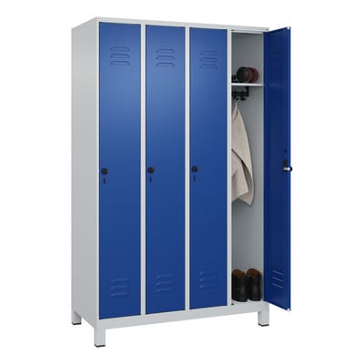 C+P Spind Classic PLUS, Füße, 4 Abteile, 1950x1200x500mm, 7035/5010 Verschluss Sicherheits-Drehriegel 3 Garderobenhaken