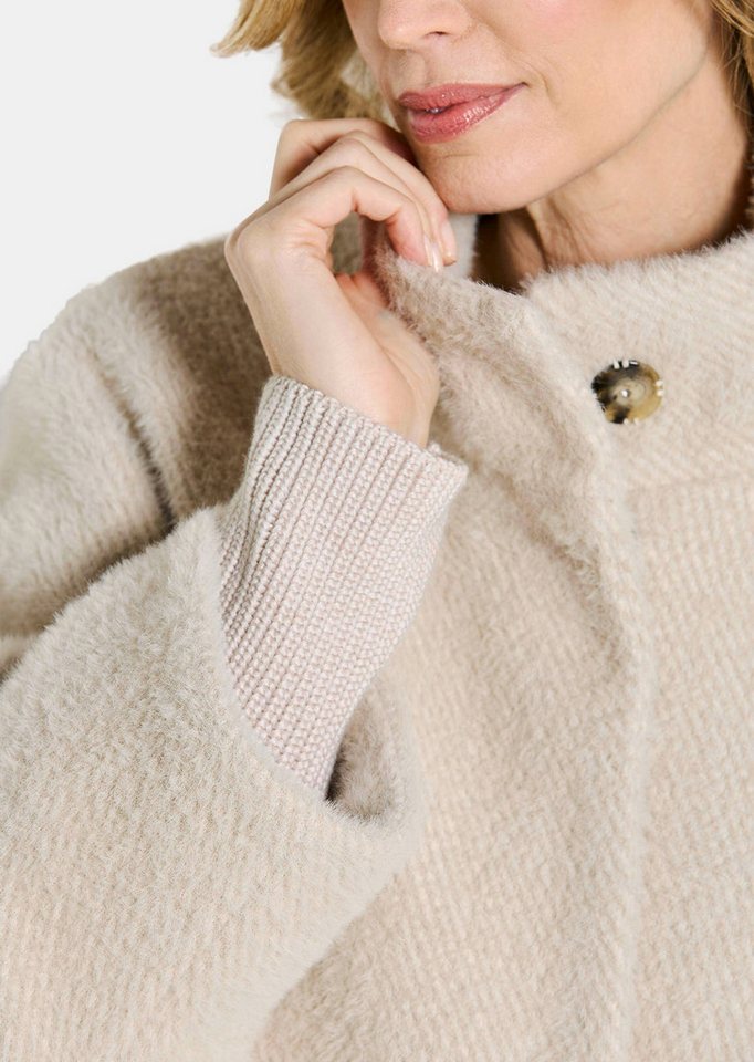 GOLDNER Outdoorjacke Kurzgröße: Flauschiger Kurzmantel mit Stehkragen Flauschjacke mit aufgesetzten Taschen, Druckknopfleiste und Langarm