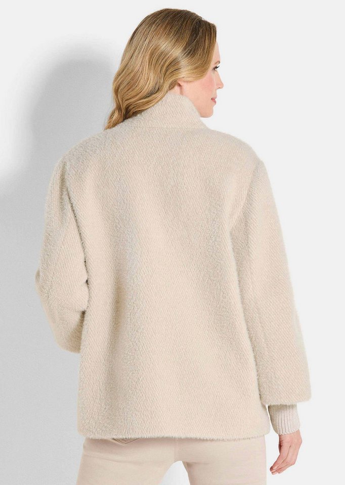GOLDNER Outdoorjacke Kurzgröße: Flauschiger Kurzmantel mit Stehkragen Flauschjacke mit aufgesetzten Taschen, Druckknopfleiste und Langarm Bild 2
