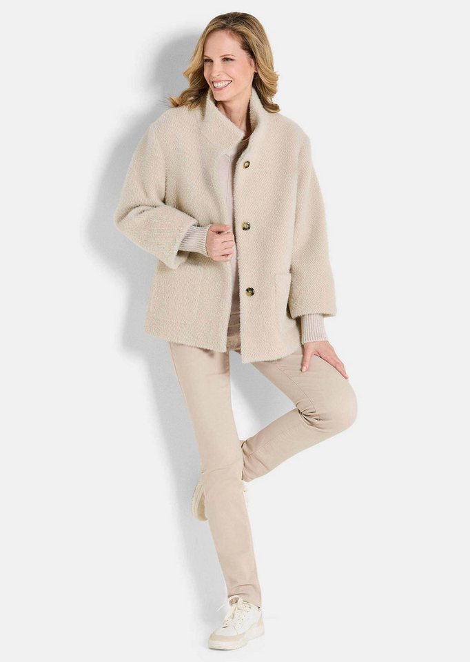 GOLDNER Outdoorjacke Kurzgröße: Flauschiger Kurzmantel mit Stehkragen Flauschjacke mit aufgesetzten Taschen, Druckknopfleiste und Langarm Bild 4