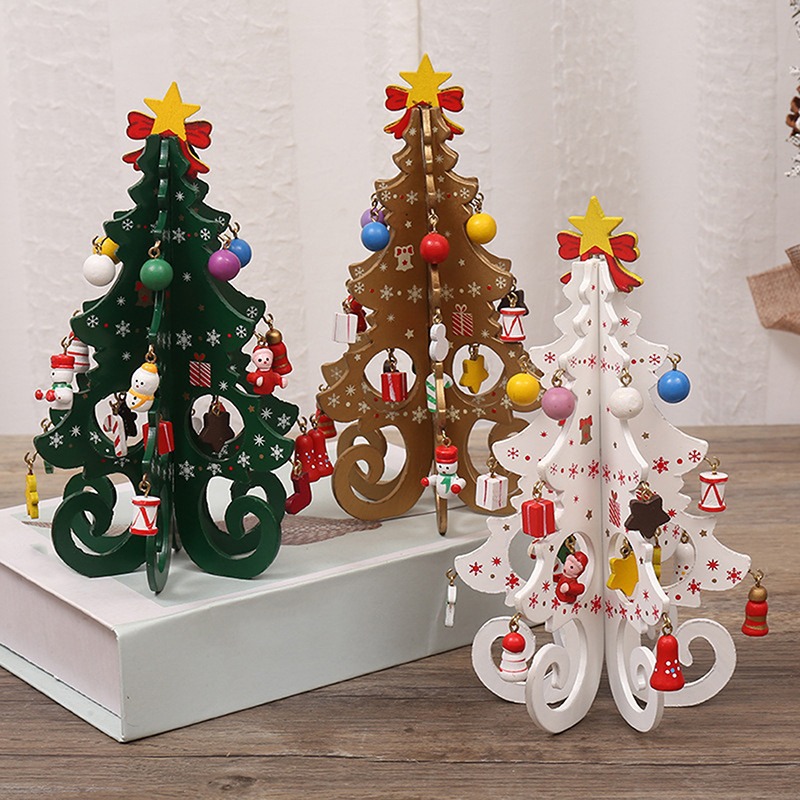Ein Set Aus Sechs Mini-weihnachtsbäumen Aus Holz + Einem Kompletten Dekorationsset, 19 Cm Hoch, Mit Einem 14 Cm Breiten Sockel.