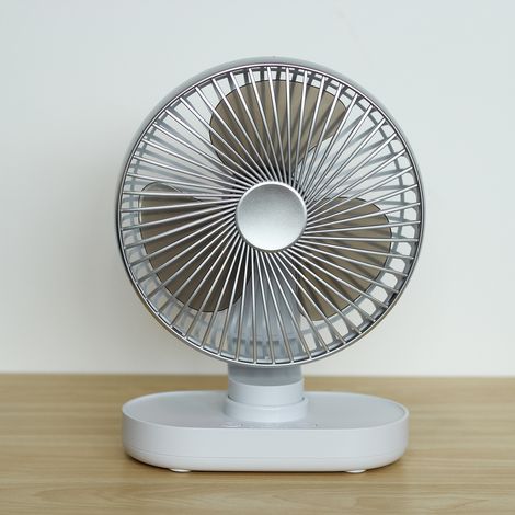 Wiederaufladbarer Tischventilator, 4000 Mah, Silber, Mit Automatischer Vibrationsfunktion Und Leisem Betrieb, 4 Geschwindigkeitsstufen, Mini-usb-anschluss, Preis Auf Anfrage.
