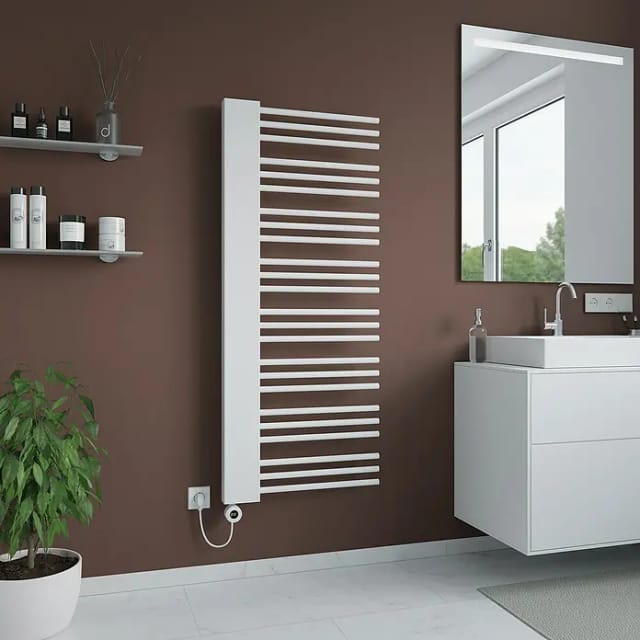 Azur Elektrischer Handtuchwärmer Rosi 146 x 60 cm 700 W Typ 6.1 Weiß