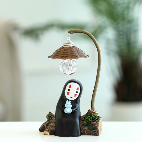 Die Tischleuchte Chi Guang Mit Einer Figur Aus Dem Film „chihiros Reise Ins Zauberland“, Inspiriert Von Hayao Miyazakis Anime, Ist Ein Ideales Geschenk Für Kinder.