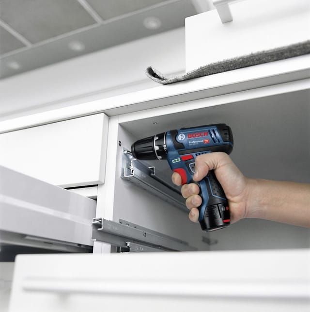 Bosch Professional Akku-Bohrschrauber GSR 12V-15 mit Akkus & 10 AC-Set in Koffer