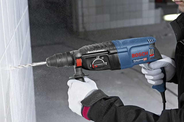 Bosch Professional Bohrhammer GBH 2-26 inkl. 5-tlg. Zubehör in L-Case