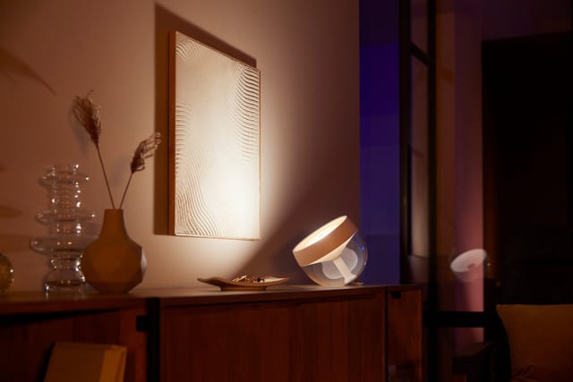 Philips Hue White & Color Ambiance Tischleuchte Iris Weiß 570,m