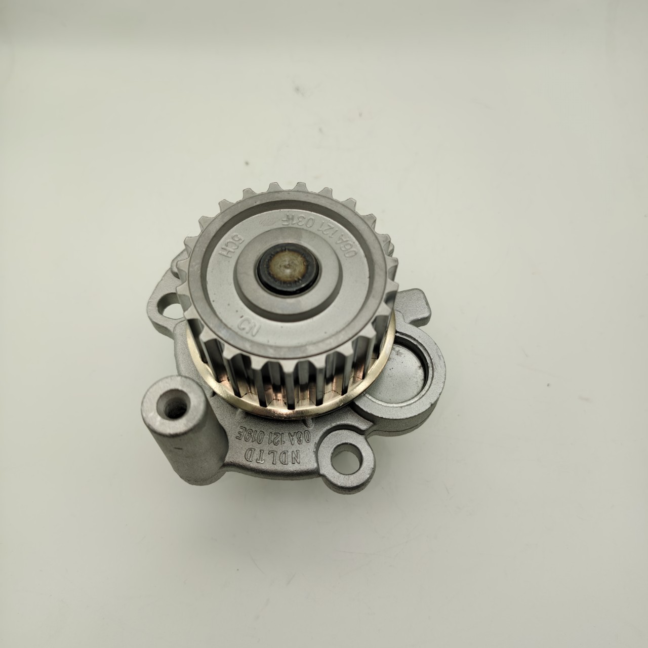 Wasserpumpe Mit Aluminium-laufrad Passend Für Vw Passat – 06a121012x / 06a121011c