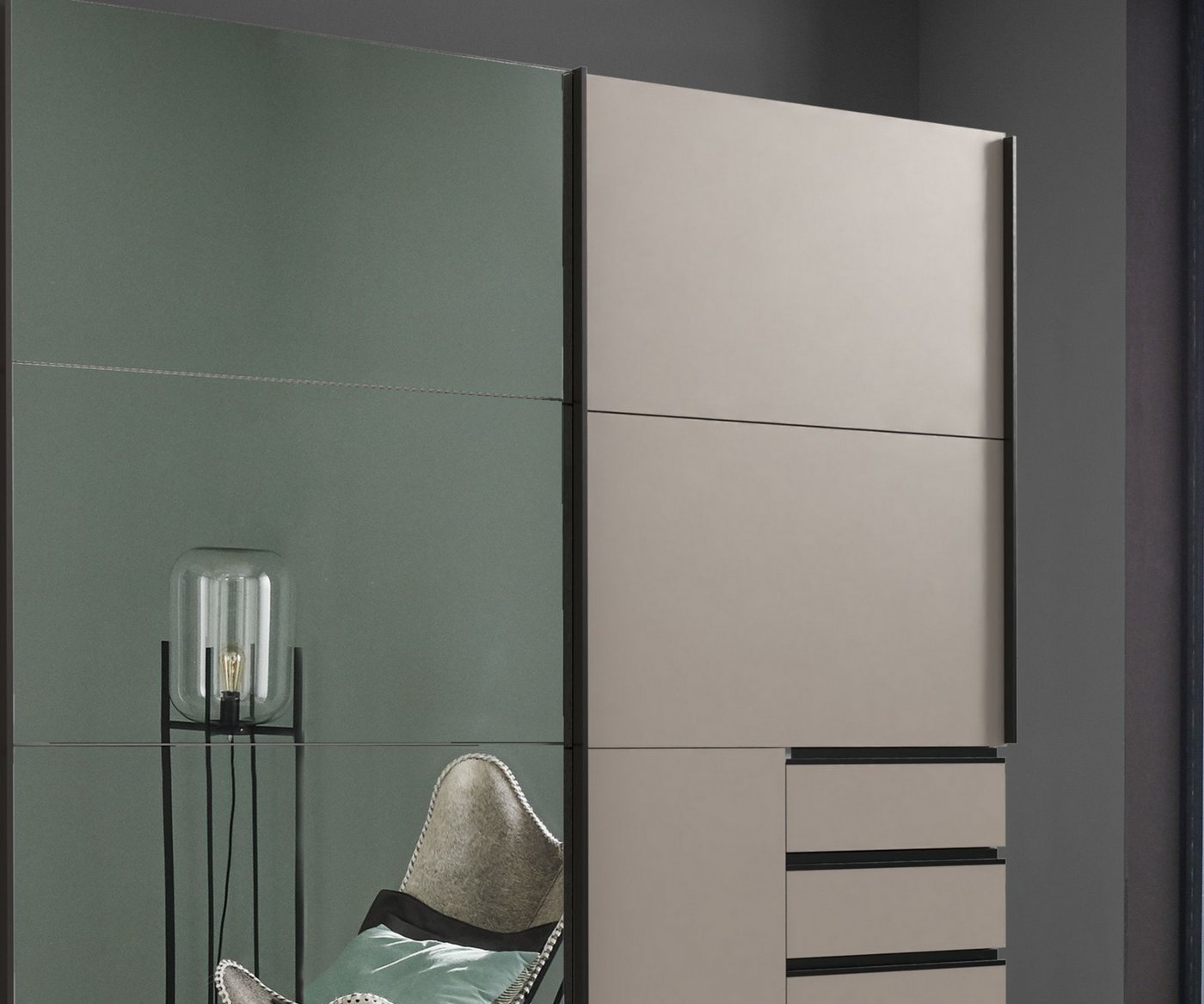 luma-home Schwebetürenschrank 22615 (B270/H208/T64 cm Kleiderschrank mit Vollausstattung, schwarze Griffleisten) in Sandgrau, 6 sichtbare Schubladen, Mitteltür Spiegelfront