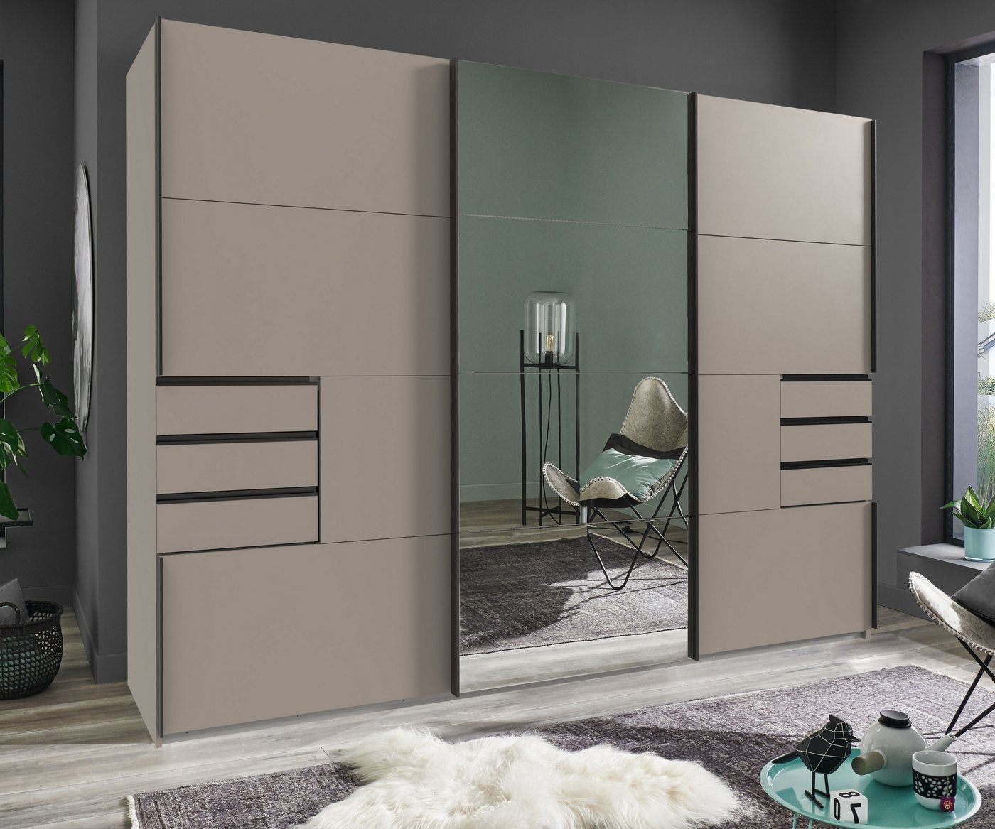 luma-home Schwebetürenschrank 22615 (B270/H208/T64 cm Kleiderschrank mit Vollausstattung, schwarze Griffleisten) in Sandgrau, 6 sichtbare Schubladen, Mitteltür Spiegelfront Bild 5