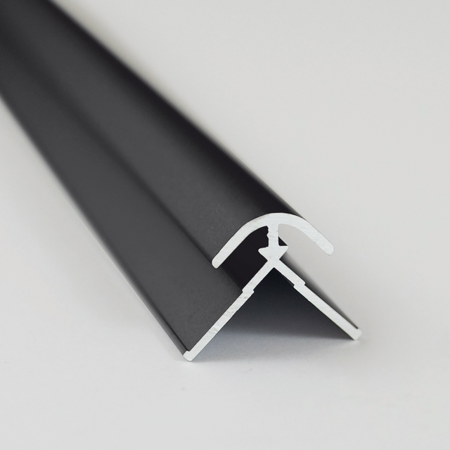 Breuer Verbindungsprofil für Rückwandplatten, Ecke außen, schwarz matt, 2550 mm