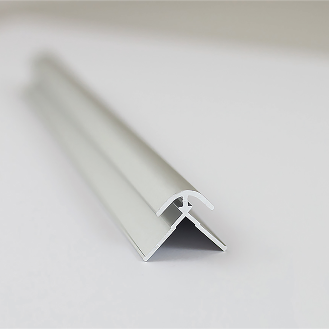 Breuer Verbindungsprofil für Rückwandplatten, Ecke außen, alu silber matt, 2100 mm