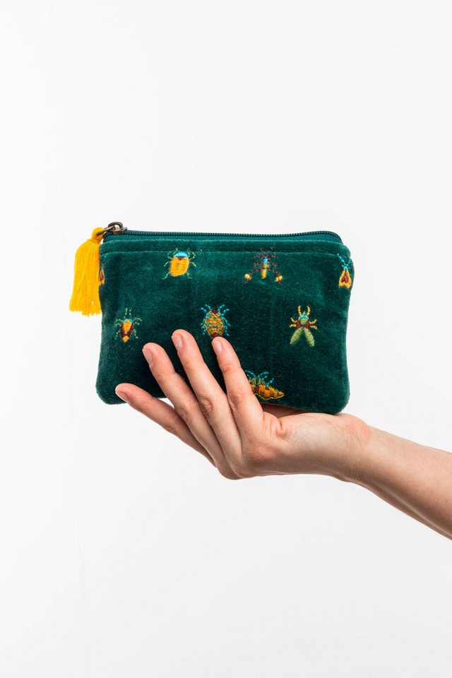 Tranquillo Aufbewahrungstasche aus Bio-Baumwolle VIBRANT BEETLES 16x10 cm grün mit Reißverschluss, Samttäschchen mit bunter Käfer-Stickerei, passt in jede Handtasche