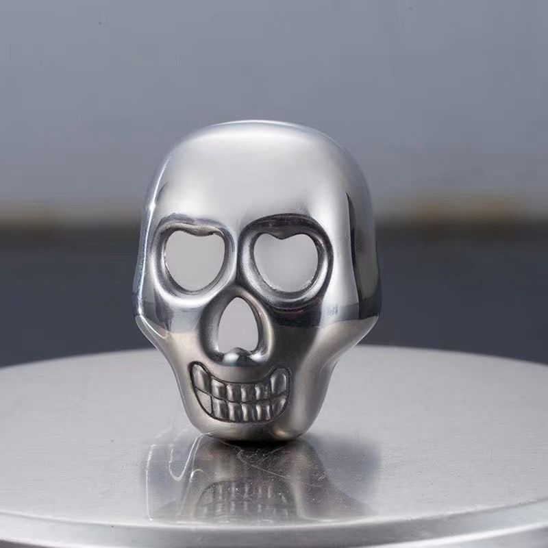 Set Mit 4 Edelstahl-eiswürfeln In Totenkopfform Mit Silikon-eiszange, Perfekt Zum Kühlen Ihrer Weingetränke.