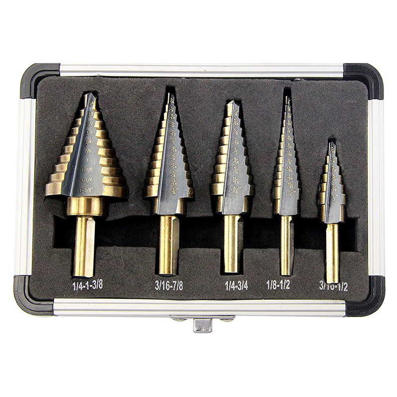 Set Aus 5 Professionellen Hss-stufenbohrern Mit 2 Schneiden, Mit Zentralem Körner, In Einer Aluminiumbox.