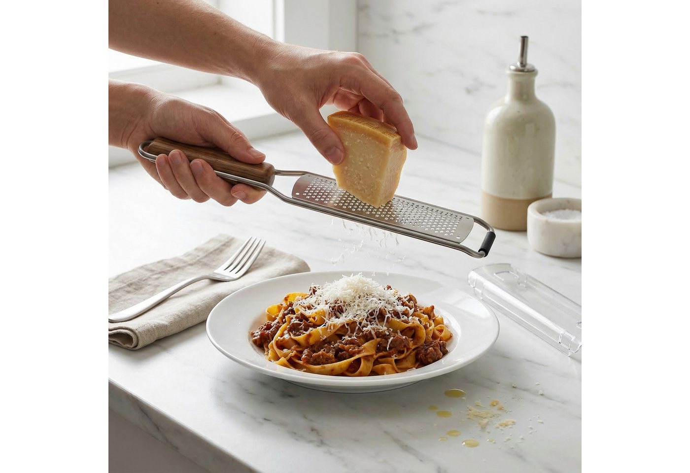 Arendo Multireibe Holzgriff Feinreibe für Zitronen, Parmesan, Muskat, Ingwer, Schokolade, Edelstahl, (2-St., mit Schutzabdeckung), Scharfe Edelstahlklinge, Schutzabdeckung, Antirutschfuß, Aufhängeloch Bild 3