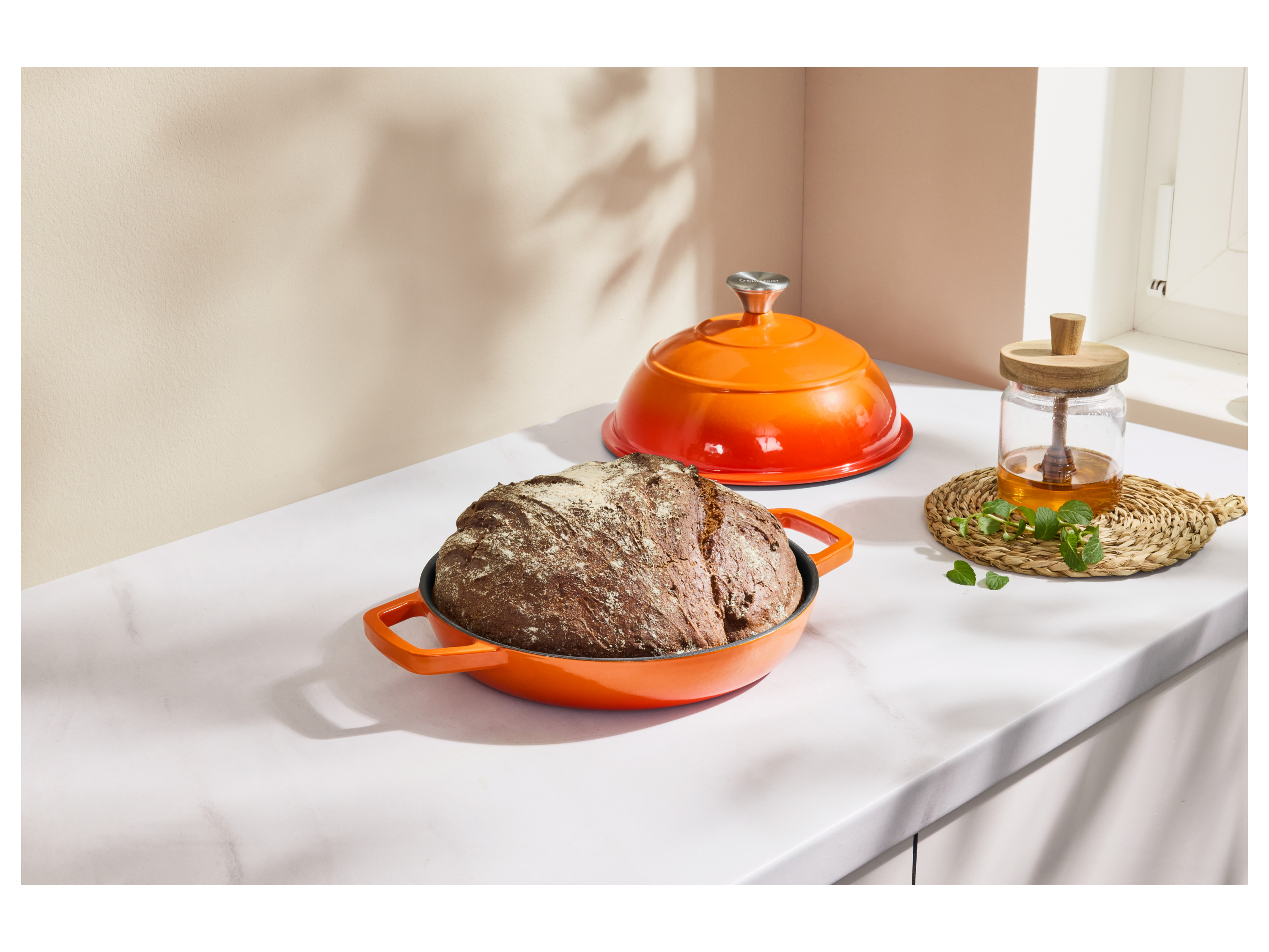SILVERCREST® Premium-Gusseisenbrottopf / Premium-Gusseisenbrotbackform (Rund, Orange) Bild 3