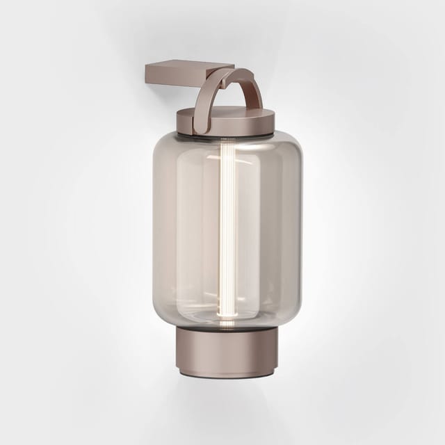 IP44.DE Qu LED Akkuleuchte mit Hook Wandhalterung bright bronze (Bronze), Glas: Amber