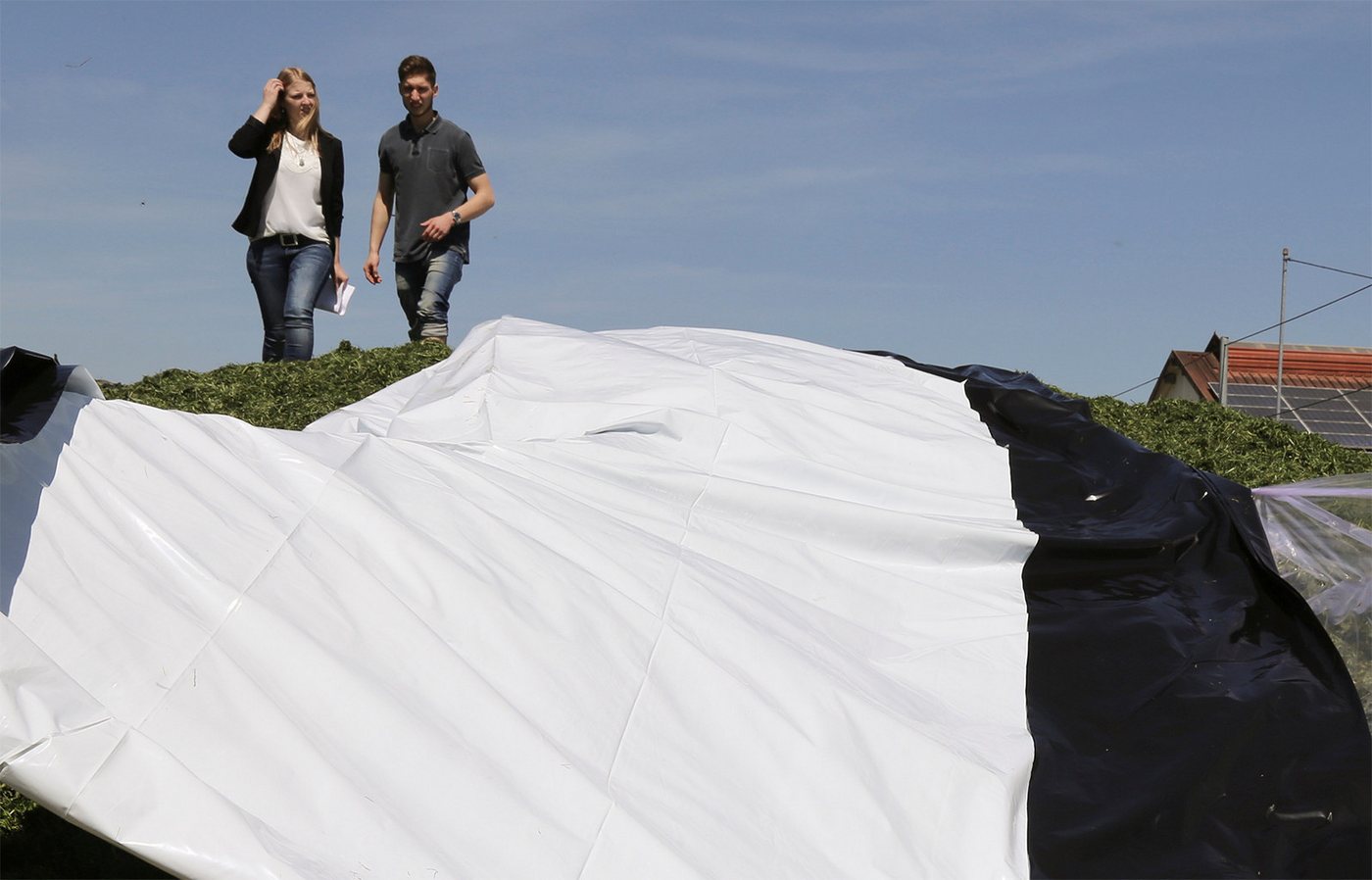 EraGreen Schutzplane 4m x 1m schwarz/weiße Premium Silofolie Abdeckplane (trittfest, UV-beständig), Extrem dehnbar, reißfest, UV-stabil Bild 2