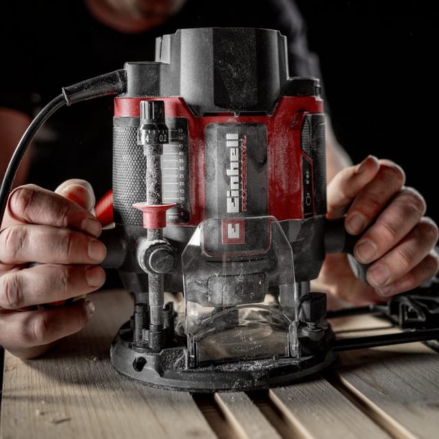 Einhell Professional Oberfräse TP-RO 1400 E (1400 W, Hubhöhe 55 mm, Spannzangen Ø 6 und 8 mm, LED-Licht, inkl. Parallelanschlag, Zirkelspitze,