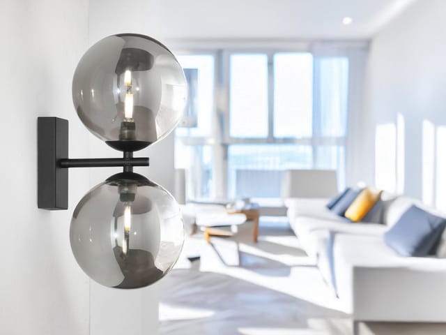 Außergewöhnliche LED Wandlampe Schwarz Glaskugeln Rauchglas, Höhe 23cm