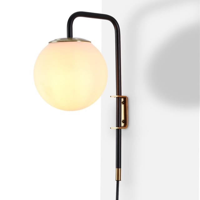 Wandleuchte „Bilsen“ mit Opalglaskugel, Kabel und Stecker - E27