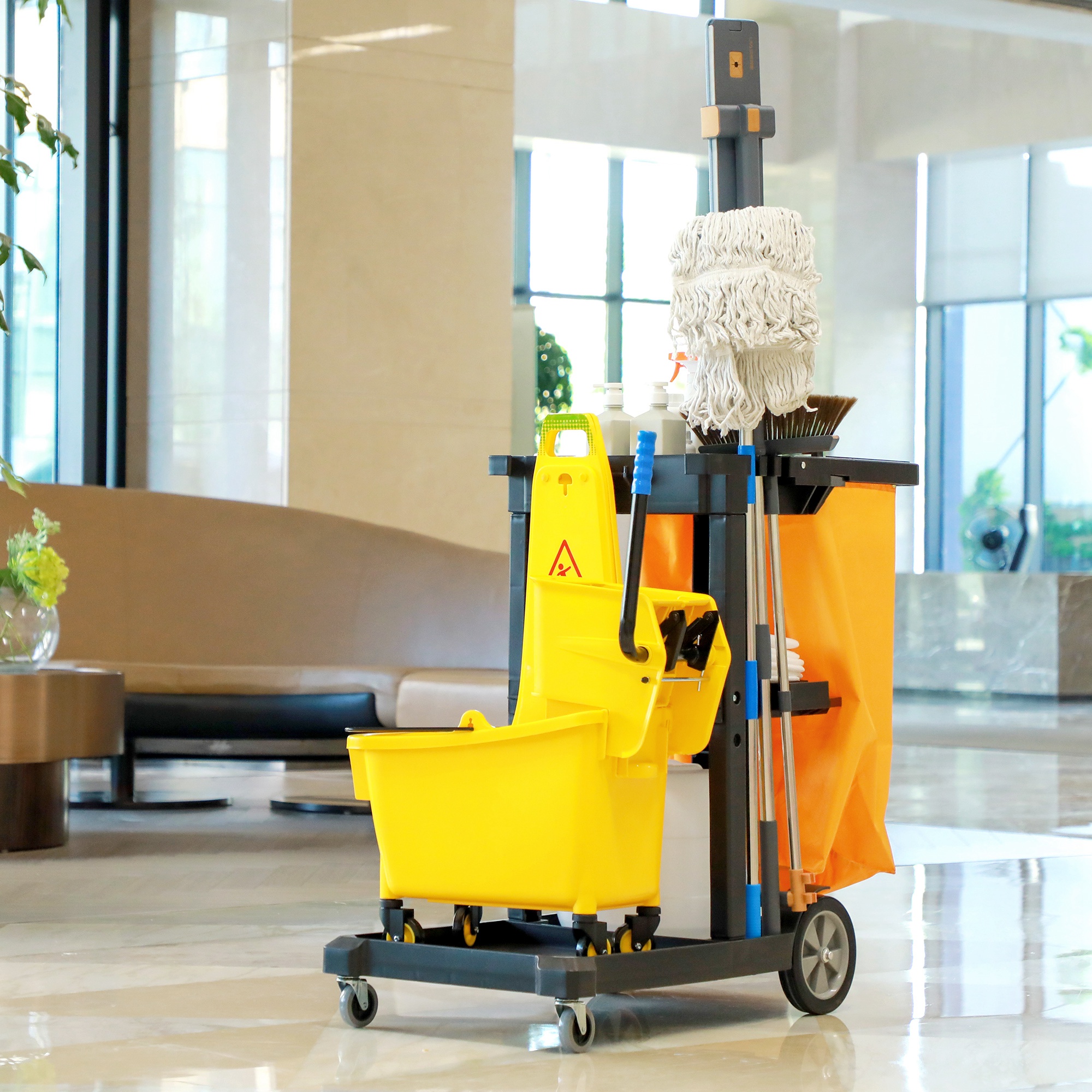 Professioneller 3-stöckiger Reinigungswagen Mit Besenhaken Und 100-liter-auffangbeutel, Vielseitiger Kunststoffwagen Mit Rollen Für Hotels, Gasthöfe Und Restaurants, 121 X 50,5 X 96,5 Cm, Schwarz