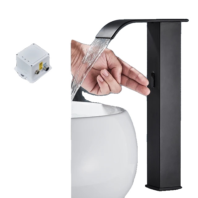 Schwarzer Badezimmerarmatur Mit Automatischem Sensor Und Berührungsloser Technologie.