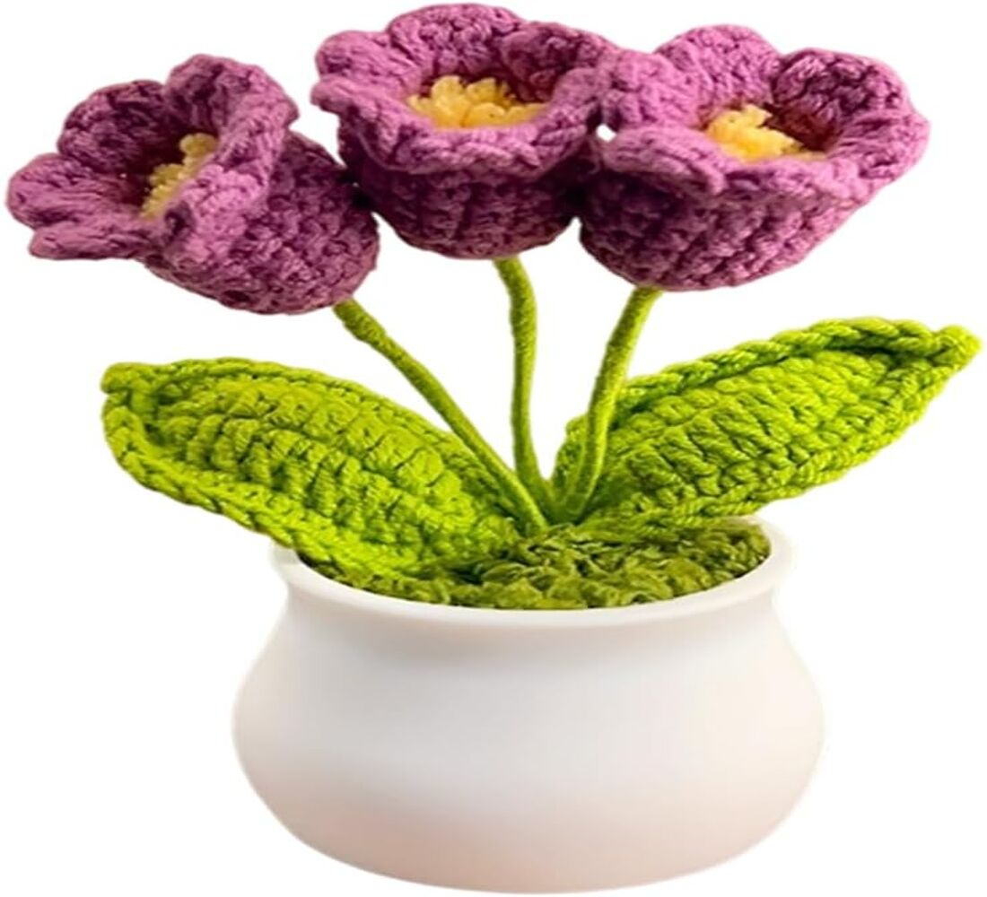 Ein Gehäkelter Blumentopf Mit Künstlichen Lila Blumen - Ein Gehäkelter Blumentopf Mit Künstlichen Lila Blumen