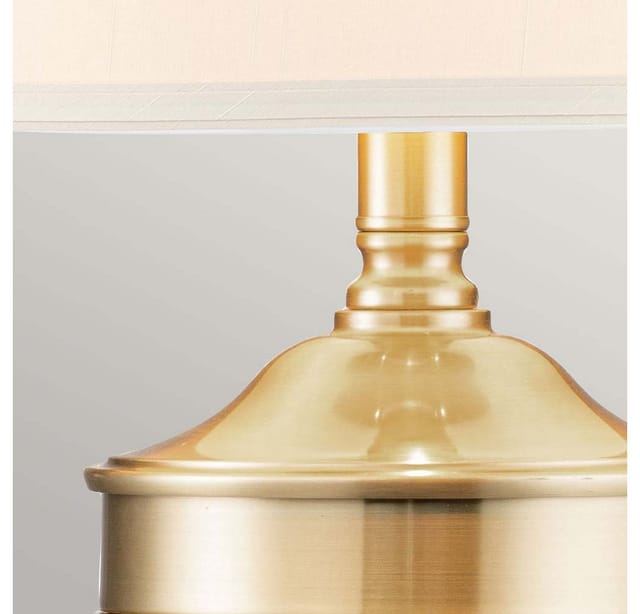 Elstead Quoizel Dennison Tischlampe mit rundem konischem Schirm aus gebürstetem Messing