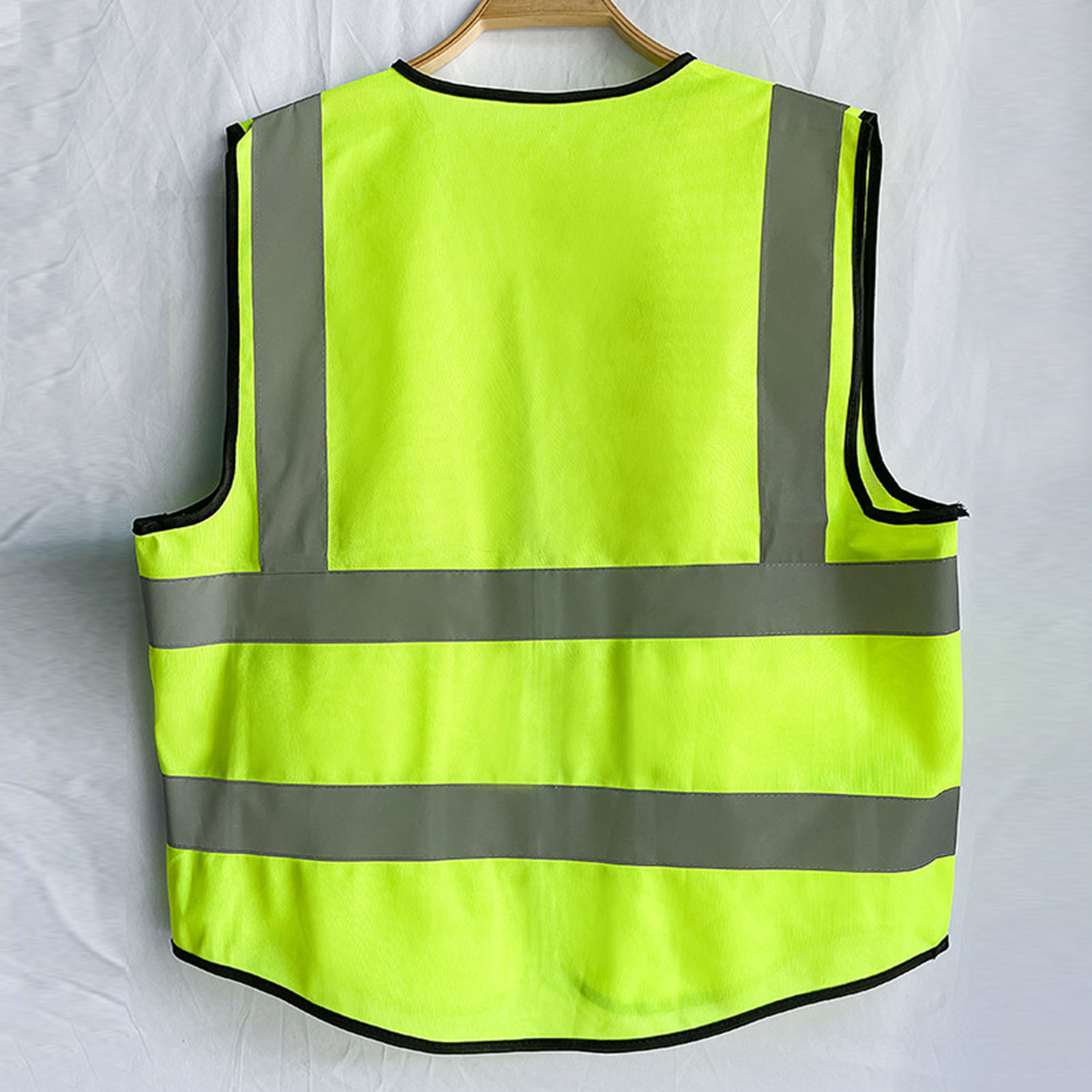 Gut Sichtbare, Grüne, Reflektierende Sicherheitsweste Mit Mehreren Taschen Für Baustellen, Straßen, Autobahnen Und Andere Arbeitsbereiche. Mit Reißverschluss An Mehreren Taschen.