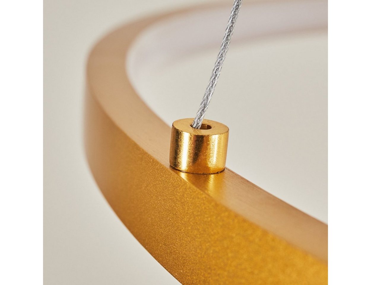 hofstein Pendelleuchte moderne Hängelampe aus Metall/Kunststoff in Messingfarben-matt/Weiß, LED fest integriert, mit rundem Schirm (60cm), Höhe max. 120cm, LED 29 Watt, 3800 Lumen Bild 2