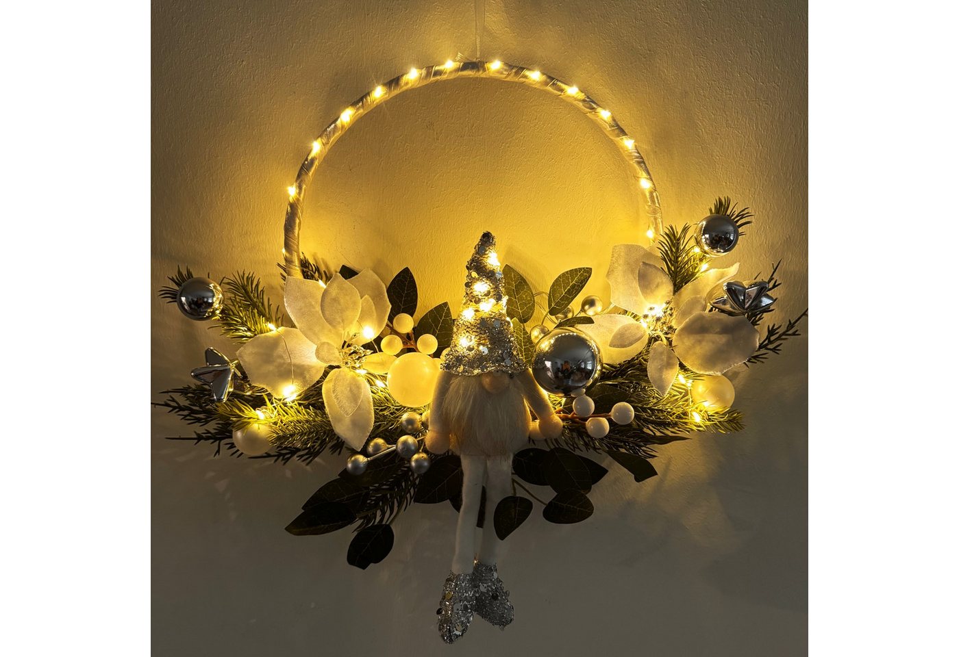 Online-Fuchs Dekokranz - Türkranz, Weihnachtskranz mit LED Lichterkette und 6-Stunden Timer, mit süßem Wichtel, Weihnachtskugeln, Tannenzweigen und Weihnachtsstern