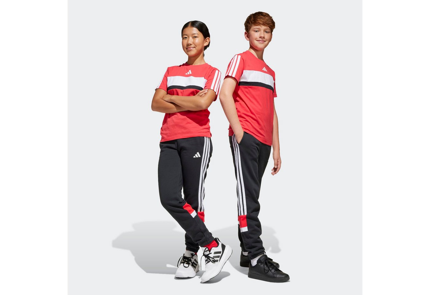 adidas Sportswear Sporthose SEASONAL ESSENTIALS TIBERIO 3-STREIFEN KIDS für Kinder, mit Gummizug, aus Baumwolle und Polyester Bild 3