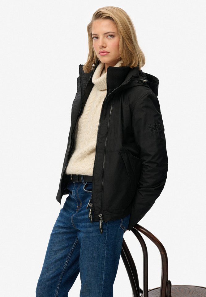 Superdry Outdoorjacke Hooded Mtn Windbreaker Jkt mit normaler Passform, aus Polyester