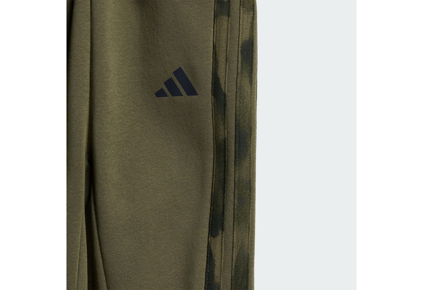adidas Sportswear Trainingsanzug SEASONAL ESSENTIALS CAMO KIDS JOGGINGANZUG, FLEECE (1-tlg)