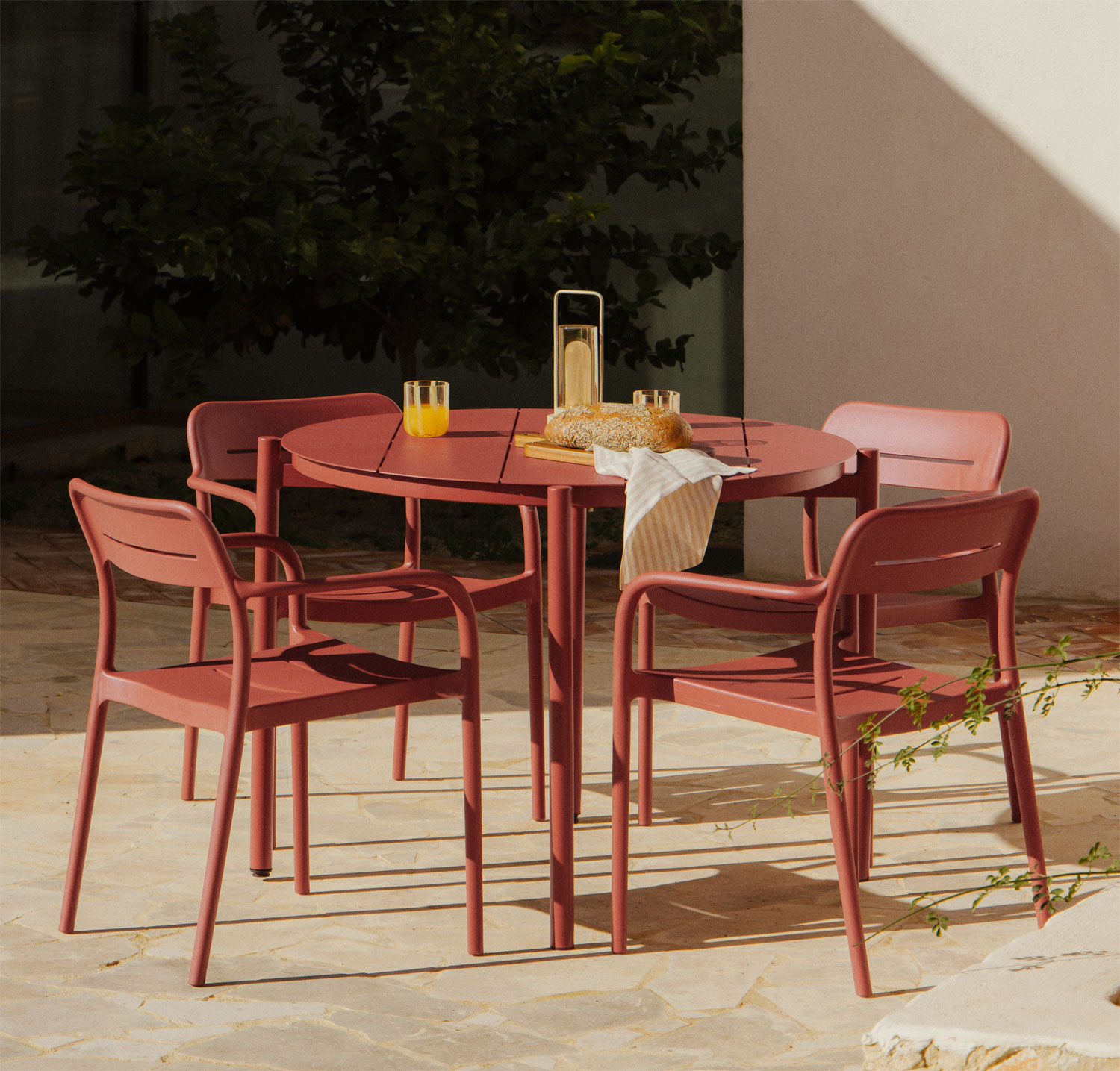 Sklum Runder Esstisch Ø110 Cm Aus Aluminium Elton Und 4 Stapelbare Gartenstühle Aus Polypropylen Graneli Terracotta