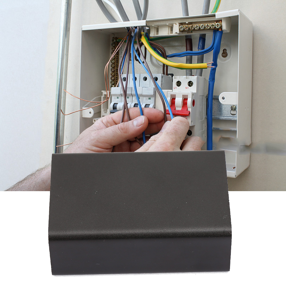 Ein Elektronikprojektgehäuse Mit Einer Leiterplatte Aus Mattschwarzem Aluminium