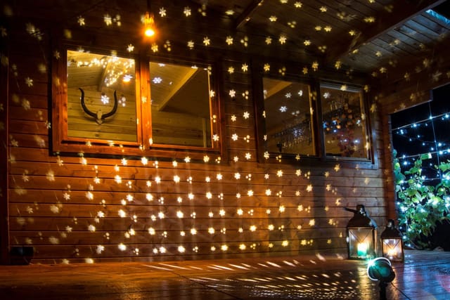 Buri - LED-Projektor mit Schneeflockenmotiven und Timer Hausbeleuchtung Wandbild